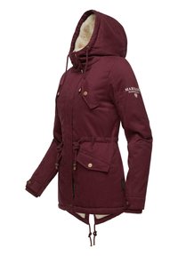 Bordeaux parka jack met een met bont gevoerde capuchon, trekkoord in de taille en drukknopzakken. Voorzien van goudkleurige hardware en een logo-detail aan de zijkant.