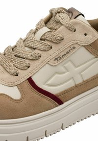 Sneaker in suede e pelle beige con accenti testurizzati, dettagli crema e striscia bordeaux. Presenta lacci intrecciati e suola in gomma.