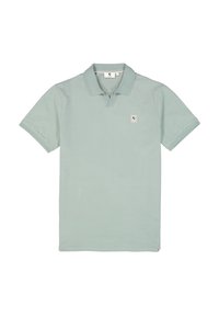 Polo en verde claro, hecho de algodón, con un cuello clásico, mangas cortas y un parche de logo en el lado izquierdo del pecho.
