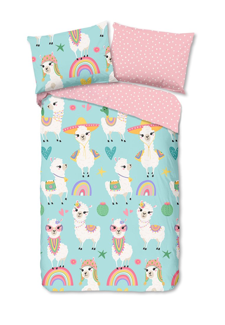 Zweiteiliges Bettwäsche-Set mit Cartoon-Lamas, die Hüte und Accessoires auf blauem Hintergrund tragen, gepunktete Rückseite in pink mit Herzmustern und Kopfkissenbezug.