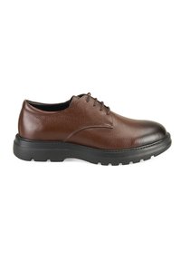 Bruine leren veterschoen met een gestructureerde afwerking, ronde neus en zwarte rubberen zool met een profielpatroon.