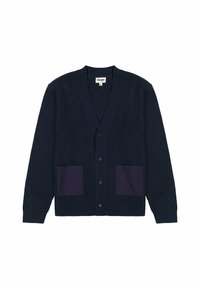 Granatowy sweter zapinany na guziki, wykonany na drutach, z długimi rękawami i dwiema kwadratowymi kieszeniami z przodu w nieco ciemniejszym odcieniu.