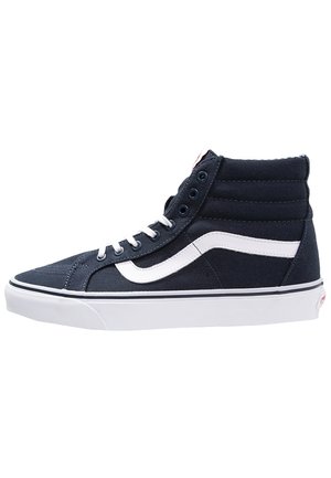 Basket montante bleu marine avec lacets blancs, bande blanche sur le côté et semelle blanche avec bordure noire.