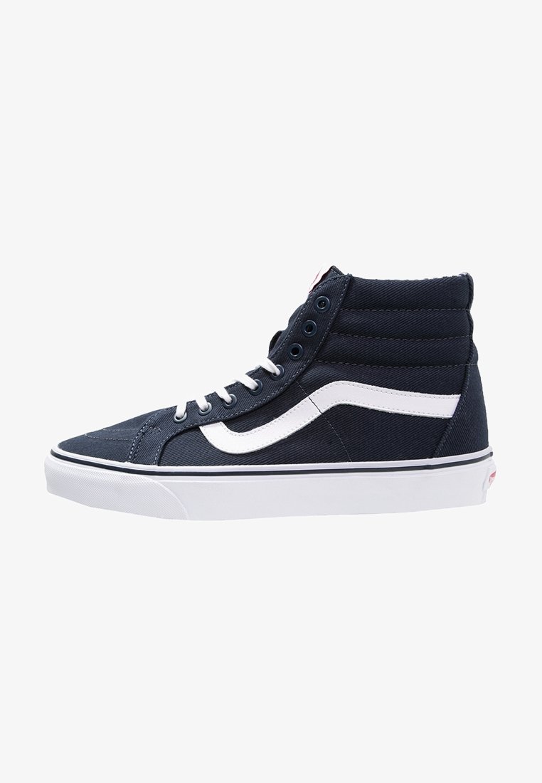 Basket montante bleu marine avec lacets blancs, bande blanche sur le côté et semelle blanche avec bordure noire.