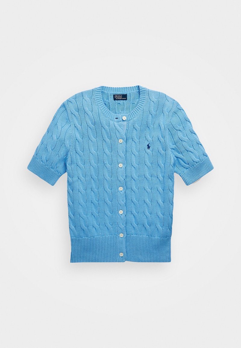 Cardigan léger bleu clair à manches courtes en tricot texturé. Il dispose d'une fermeture à boutons sur le devant et d'un ourlet côtelé, avec un petit logo sur la poitrine gauche.