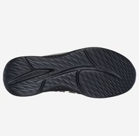 Schwarze Gummisohle mit einem strukturierten Wellenmuster. Auf der Seite ist der Markenname "SKECHERS" geprägt.