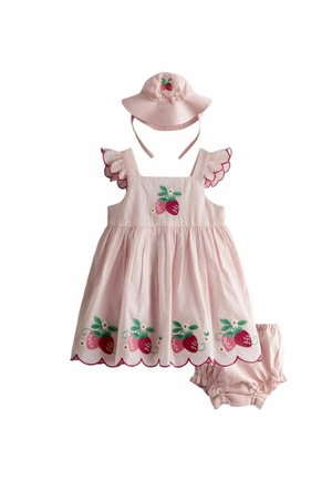 Vestido rosa para niña bebé con bordado de fresas, sombrero a juego con correas para la barbilla y bombachos rosas con aberturas elásticas para las piernas.