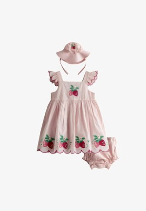 Beebitüdruk roosa kleit maasika tikandiga, sobiv müts lõua rihmadega ja roosad püksikud elastsete säärtega.