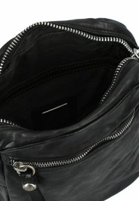 Borsa in pelle nera con zip argentata, caratterizzata da una texture liscia e un singolo scomparto, che mette in mostra la sua fodera interna.