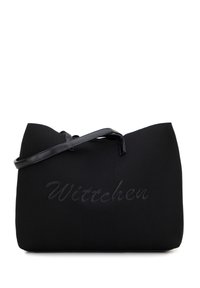 Czarna torba na ramię z gładkiego materiału, z eleganckim czarnym skórzanym paskiem oraz wytłoczonym logo "Wittchen" z przodu.