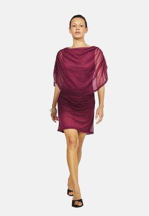Bordeaux draped mini-jurk van doorschijnende stof, met een bootcut halslijn en geplooide taille. Voorzien van korte mouwen en een gladde textuur, gecombineerd met zwarte hakken.