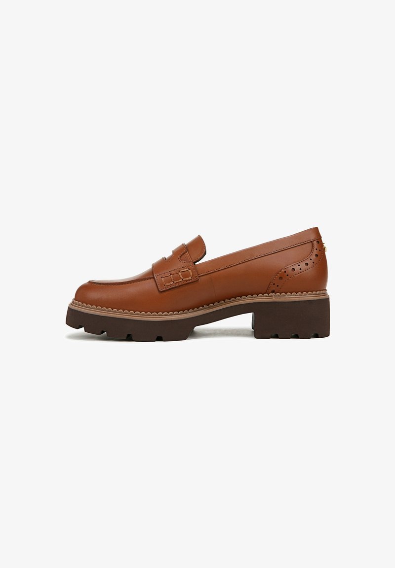 Braune Lederloafers mit runder Zehenpartie, gestickten Details, einem erhöhten vorderen Riemen und einer klobigen, strukturierten braunen Sohle.