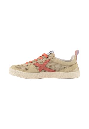 Zapatilla baja beige con cordones coral, detalle de cruz coral en los lados, suela texturizada y tira para tirar en la parte trasera.
