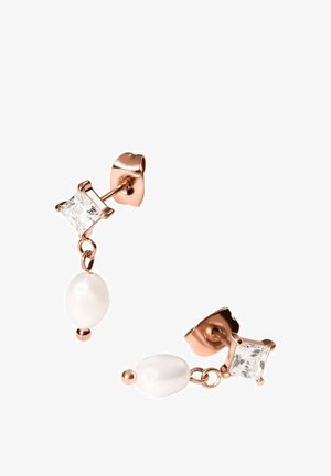 Roségoldene Ohrringe mit einem quadratischen klaren Edelstein oben und einem weißen Perltropfen, verbunden durch eine zarte Kette.