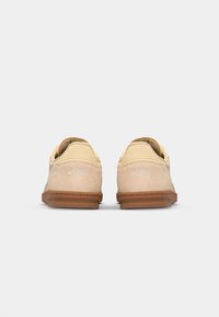 ASICS SportStyle SKYHAND OG UNISEX - Tenisky - marzipan/dried leaf green