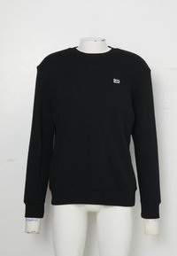 Zwart sweatshirt met lange mouwen en ronde hals, met een klein wit "Lee"-logo op de linkerborst, weergegeven op een wit mannequintorso.