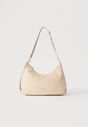 Sac à main beige Valentino avec une forme incurvée, détail chaîne dorée sur la bandoulière et logo doré au centre avant.