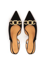 Décolleté in suede nero con punta affilata, presentano un accento in catena dorata sul collo del piede e una soletta beige. Texture liscia.