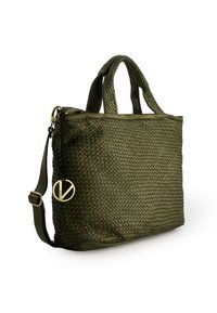 Olivengrüne gewebte Tasche mit zwei oberen Griffen und einem verstellbaren Trageriemen. Sie verfügt über einen goldenen Logo-Anhänger und textile Details mit Struktur.