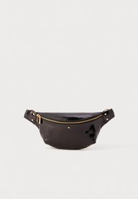 Marsupio in pelle nera lucida con design curvo, zip dorata, tracolla regolabile e piccoli ornamenti decorativi.