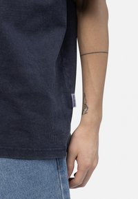Redefined Rebel GOMES TEE BOXY FIT - Basic T-shirt - sky captain