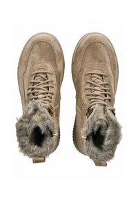 Botas de tobillo de ante beige con cuello forrado de piel, punta redondeada, cordones y cremalleras laterales. Suela de goma texturizada con agarre.