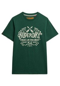 Grøn bomulds t-shirt med grafiktrykt design med "Superdry", krydsede pile og dekorativ tekst. Rund hals og korte ærmer.