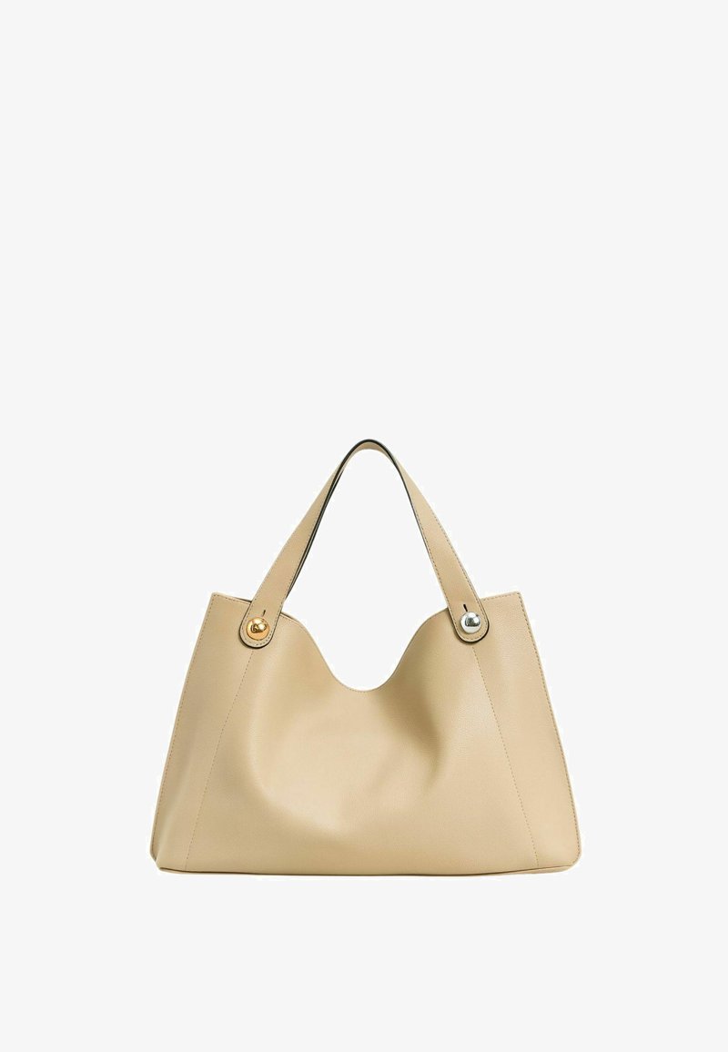 Borsa a tracolla in pelle beige con due manici superiori, caratterizzata da dettagli in hardware dorato e argentato e da una forma morbida e strutturata.
