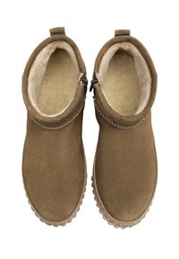 Botas de tobillo de ante marrón con un interior suave y texturizado. Cuentan con un cierre de cremallera en el lateral y una suela de goma duradera con tracción.