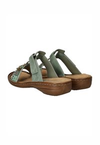 Groene suède sandalen met gevlochten accenten, open achterzijde, gevoerde inlegzool en een ronde rubberen zool, met stiksel langs de rand.