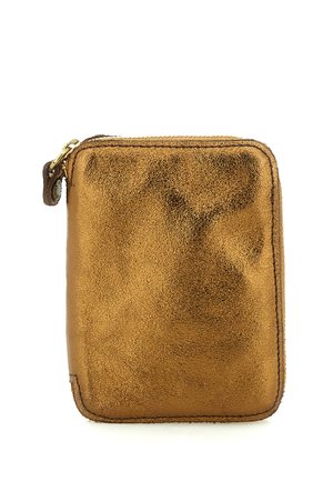 Portafoglio quadrato in pelle marrone con chiusura con cerniera e cursore metallico su sfondo bianco.