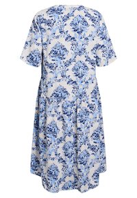 Robe à motifs floraux bleu clair et marine avec des manches courtes, un col rond et une coupe ample, dotée d'une taille froncée et d'une jupe fluide.
