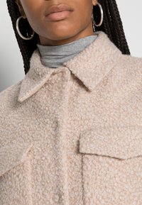 OPUS WIPERLA - Colete - sweet almond