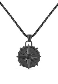Pendentif boussole noir avec un design en étoile à huit pointes, détails texturés et collier en chaine tressée. Fini mat, forme circulaire.