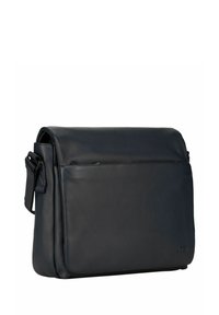 Sac messager en cuir bleu marine avec une fermeture à rabat, une poche avant et une bandoulière amovible. Texture lisse et forme structurée.