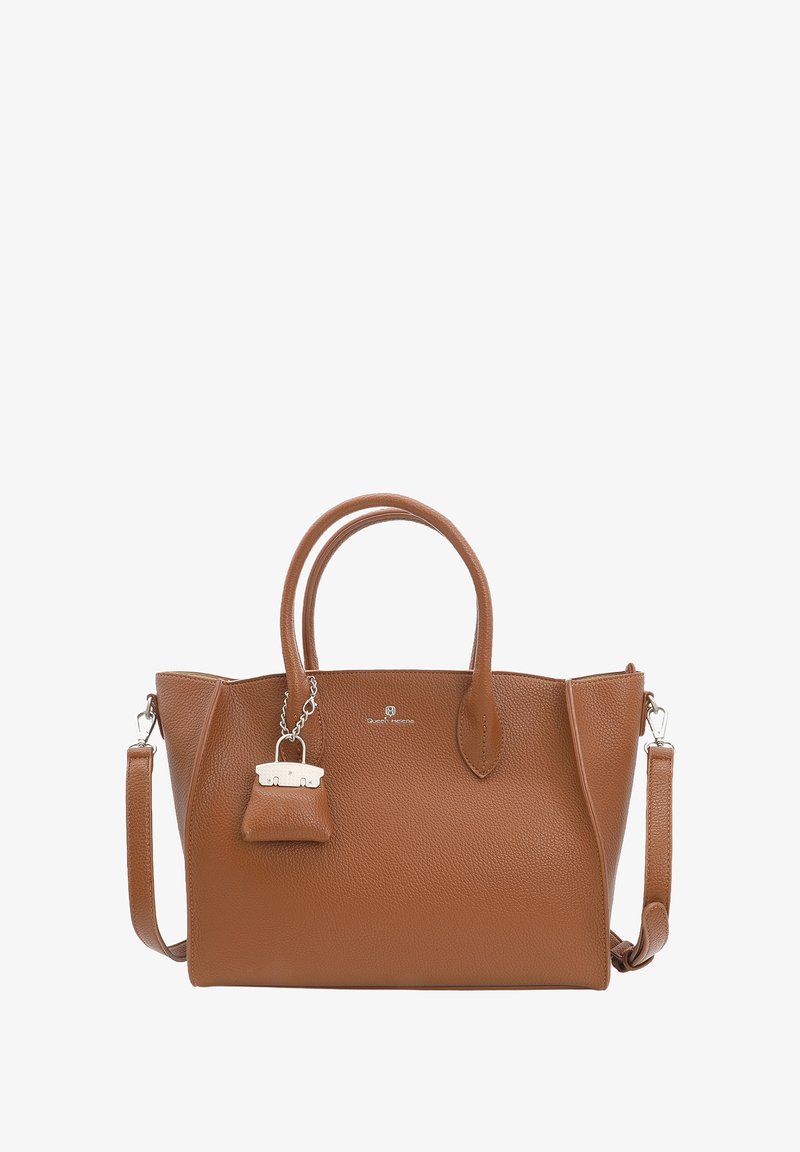 Brązowa torba skórzana o fakturowanej powierzchni z podwójnymi uchwytami i odpinanym paskiem na ramię. Wyposażona w mały charms w kształcie kłódki i subtelną markę z przodu.