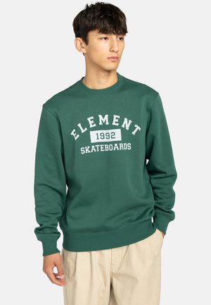 Sudadera verde con cuello redondo, con diseño impreso en blanco que dice "ELEMENT 1992 SKATEBOARDS". Mangas largas con puños y dobladillo acanalados.