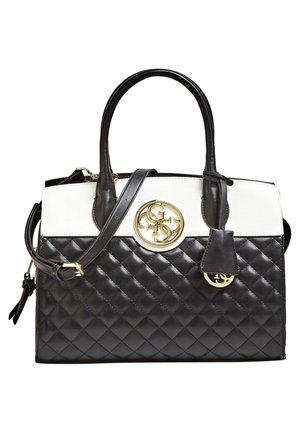 Sort-hvid quiltet håndtaske med dobbelte håndtag, justerbar skulderrem og gyldent rundt logoemblem på fronten.