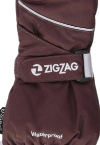 Bordeauxrood waterdichte handschoen met een gestructureerd oppervlak, elastische manchet, zwarte hardware en wit "ZIGZAG" logo. Voorzien van reflecterende accenten.