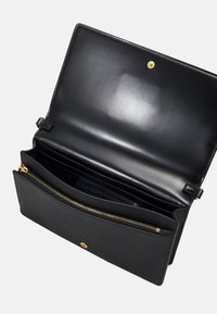 Schwarze Lederbörse mit glatter Textur, goldenen Beschlägen, mehreren Kartenfächern und einem Reißverschlussfach für sichere Aufbewahrung.