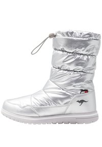 Stříbrné zateplené kotníkové boty s načechraným nylonovým svrškem, elastickým límcem a texturovanou podrážkou. Na botách se nachází logo klokana a poutko.