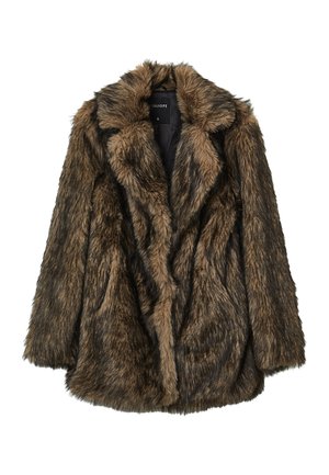 Cappotto in pelliccia sintetica marrone con colletto a scialle, caratterizzato da una consistenza spessa e strisce scure. Il design è over size con una vestibilità rilassata.