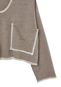 Pull brun à col rond, avec des bordures blanches le long des bords et une poche. Le matériau semble doux avec une texture subtile.