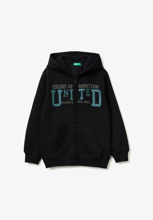 Černá mikina na zip s přední kapsou. Na hrudi má tyrkysový grafický potisk s nápisem "COLORS OF BENETTON UNITED ESTABLISHED 1965".