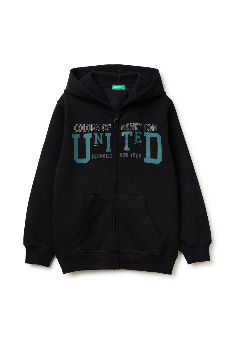 Sudadera negra con cremallera y bolsillo frontal. Presenta un gráfico en color teal con el texto "COLORS OF BENETTON UNITED ESTABLISHED 1965" en el pecho.