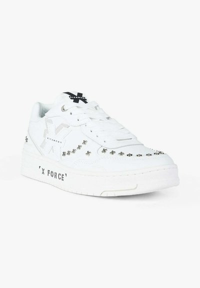 Sneakers bianche in pelle testurizzata, con dettagli in borchie argentate, un logo nero prominente sulla linguetta e la scritta "X FORCE" sulla suola.