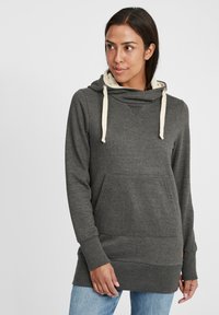 Grå hoodie med cowl-neck och beige dragband, med en framficka och ribbad mudd, tillverkad av mjukt tyg.