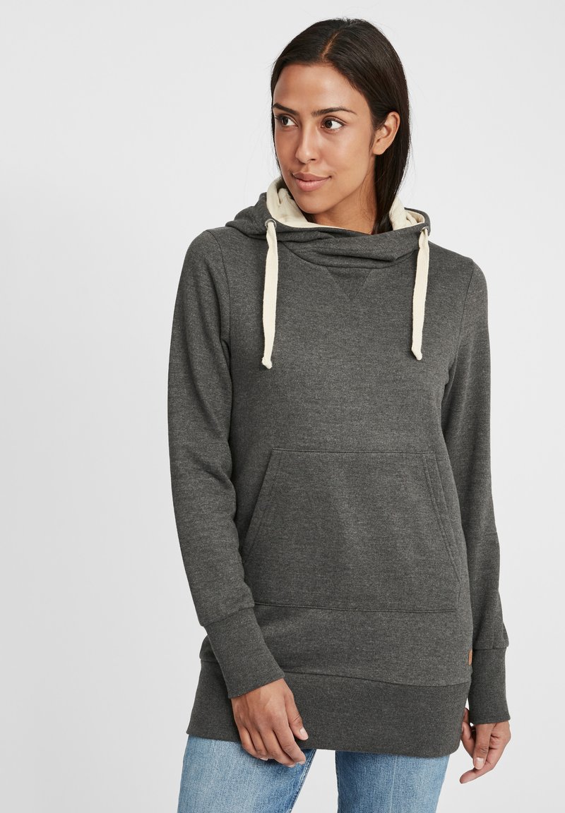Grå hoodie med cowl-neck och beige dragband, med en framficka och ribbad mudd, tillverkad av mjukt tyg.