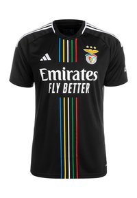Maglia atletica nera con maniche corte, presenta strisce bianche Adidas, un audace logo "Emirates" bianco e strisce verticali multicolori sul davanti.