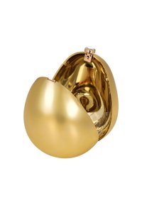 Złoty kompakt w kształcie jajka, otwarty, ukazujący błyszczące wnętrze i górne zapięcie z przezroczystym kamieniem szlachetnym.